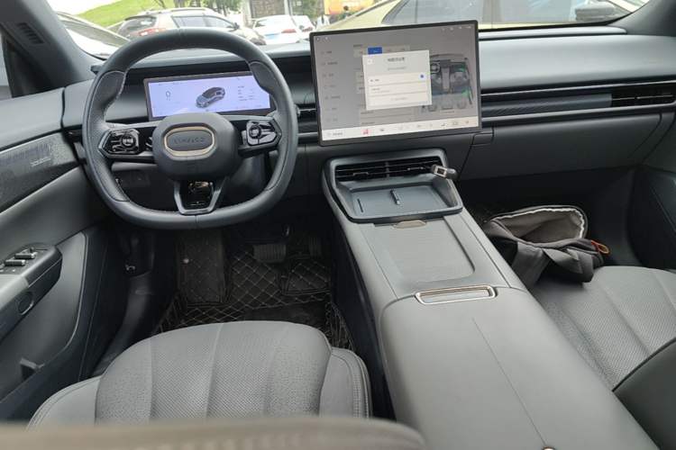 Used Lynk & Co 07 2024 EM-P 126 Long-Range Halo Center Console