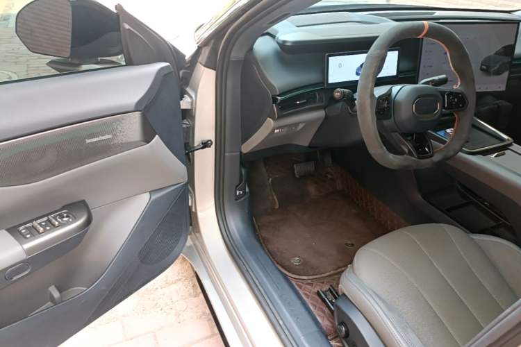 Used Lynk & Co 07 2024 EM-P 126 Long-Range Halo Driver Seat