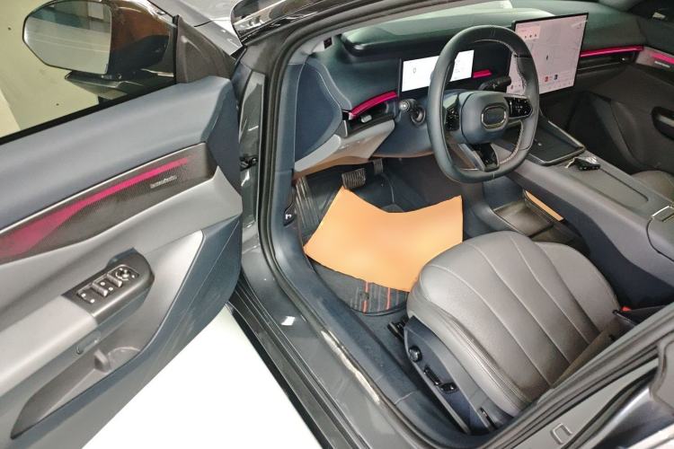 Used Lynk & Co 07 2024 EM-P 126 Long-Range Ultra Driver Seat