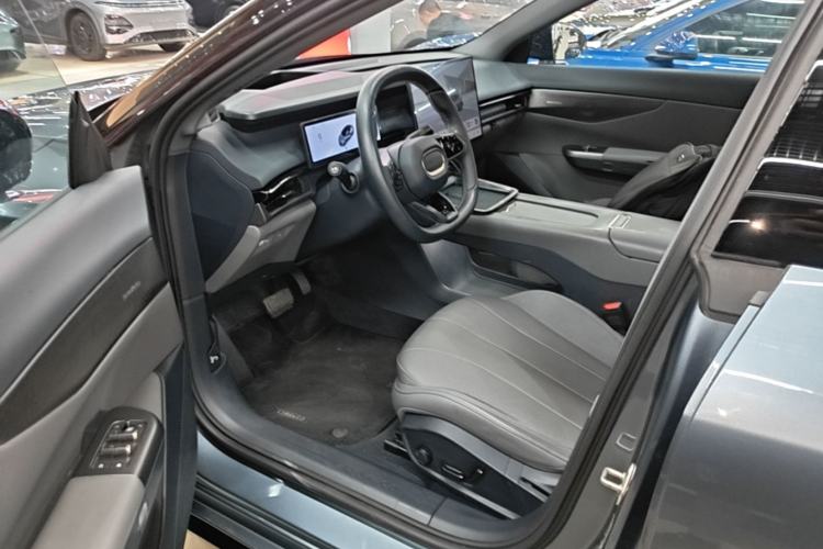 Used Lynk & Co 07 2024 EM-P 126 Long-Range Ultra Driver Seat