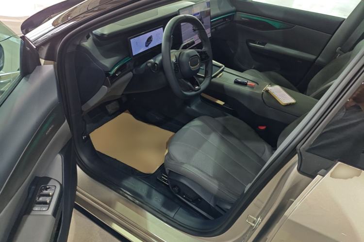 Used Lynk & Co 07 2024 EM-P 126 Long-Range Ultra Driver Seat
