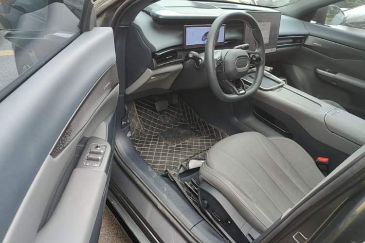Used Lynk & Co 07 2024 EM-P 126 Long-Range Halo Driver Seat