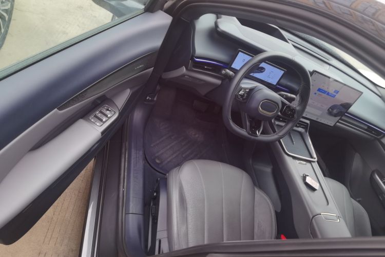 Used Lynk & Co 07 2024 EM-P 126 Long-Range Ultra Driver Seat