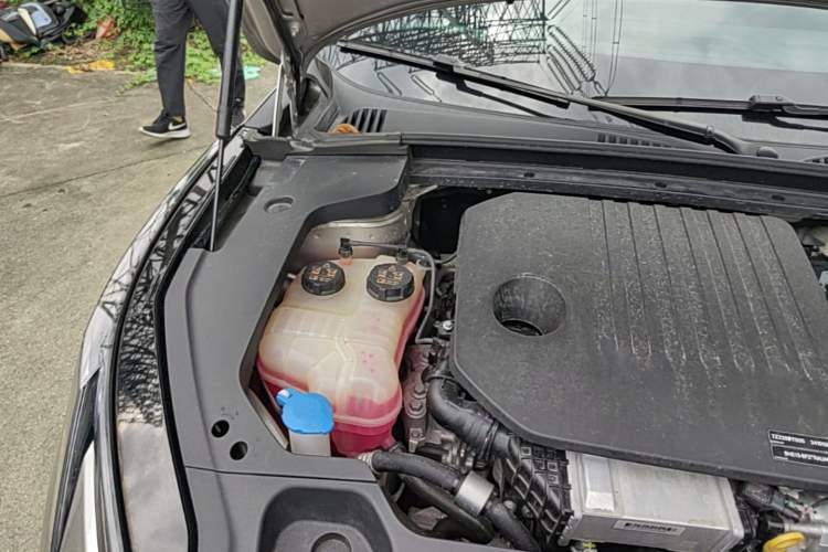 Used Lynk & Co 07 2024 EM-P 126 Long-Range Halo Engine Bay Right