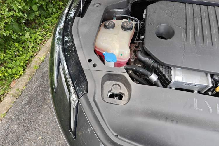 Used Lynk & Co 07 2024 EM-P 126 Long-Range Ultra Engine Bay Right