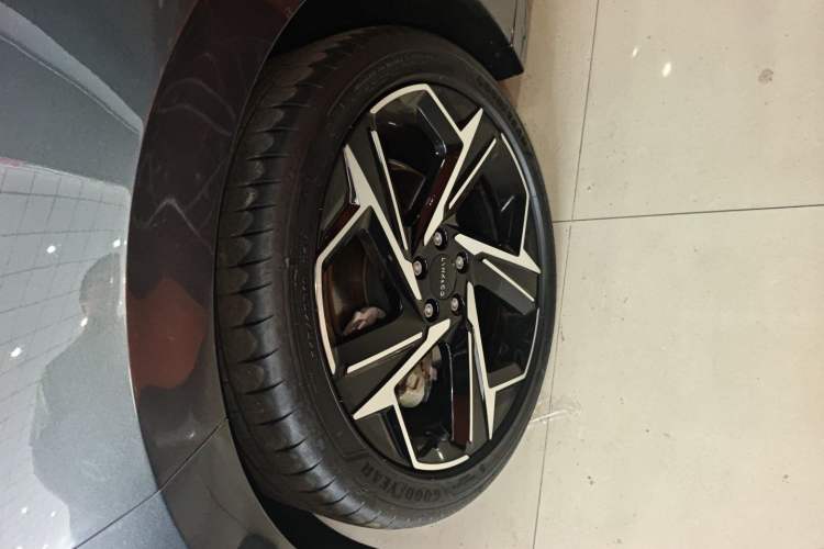 Used Lynk & Co 07 2024 EM-P 126 Long-Range Ultra Exterior 4