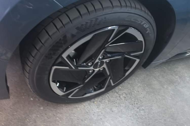 Used Lynk & Co 07 2024 EM-P 126 Long-Range Pro Exterior 4
