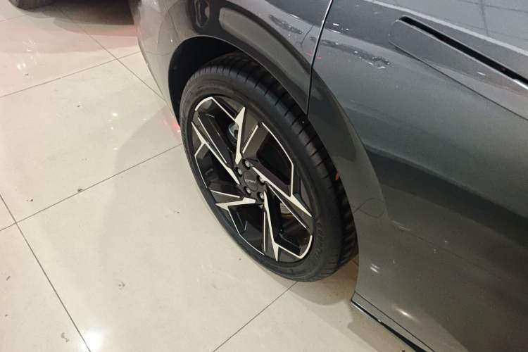 Used Lynk & Co 07 2024 EM-P 126 Long-Range Ultra Exterior 5