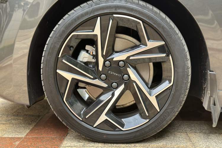 Used Lynk & Co 07 2024 EM-P 126 Long-Range Halo Exterior 9