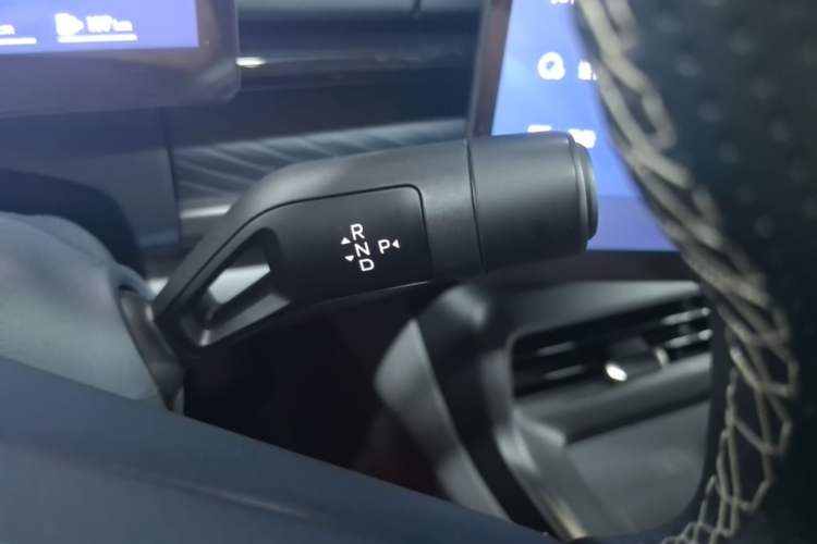 Used Lynk & Co 07 2024 EM-P 126 Long-Range Pro Gear Lever