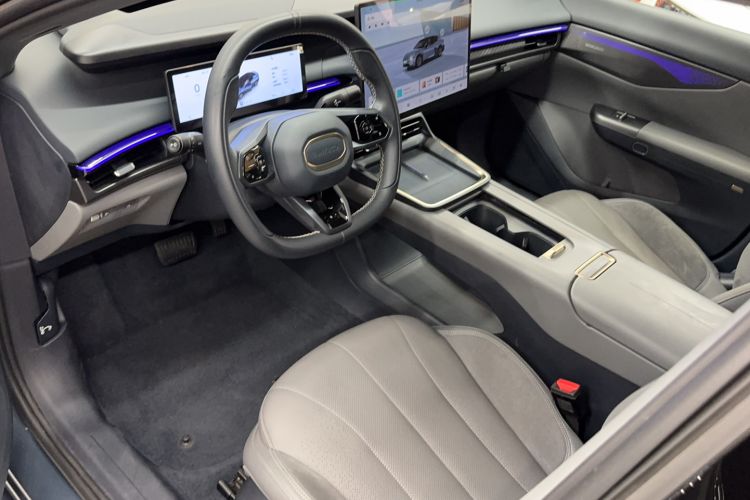 Used Lynk & Co 07 2024 EM-P 126 Long-Range Ultra Interior 1