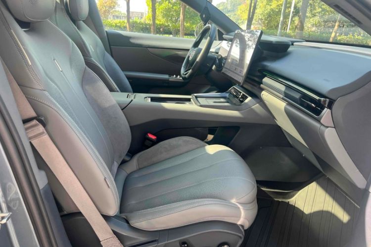 Used Lynk & Co 07 2024 EM-P 126 Long-Range Ultra Interior 3