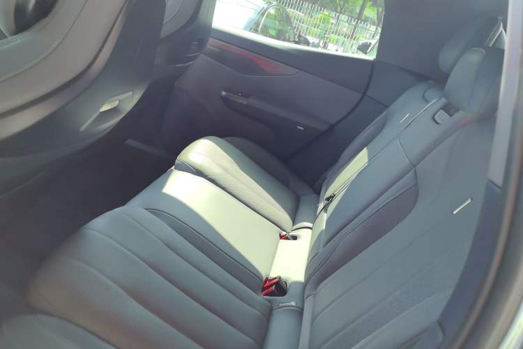 Used Lynk & Co 07 2024 EM-P 126 Long-Range Ultra Interior 4