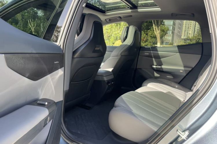 Used Lynk & Co 07 2024 EM-P 126 Long-Range Ultra Interior 4