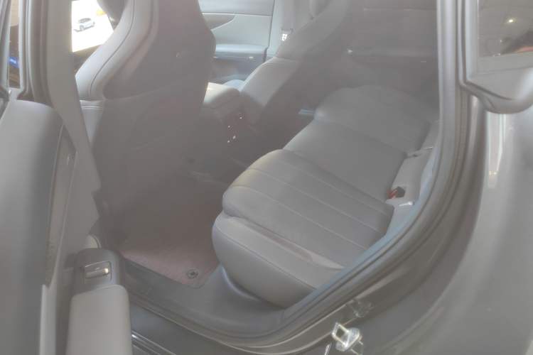 Used Lynk & Co 07 2024 EM-P 126 Long-Range Halo Interior 7
