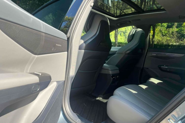 Used Lynk & Co 07 2024 EM-P 126 Long-Range Ultra Interior 9