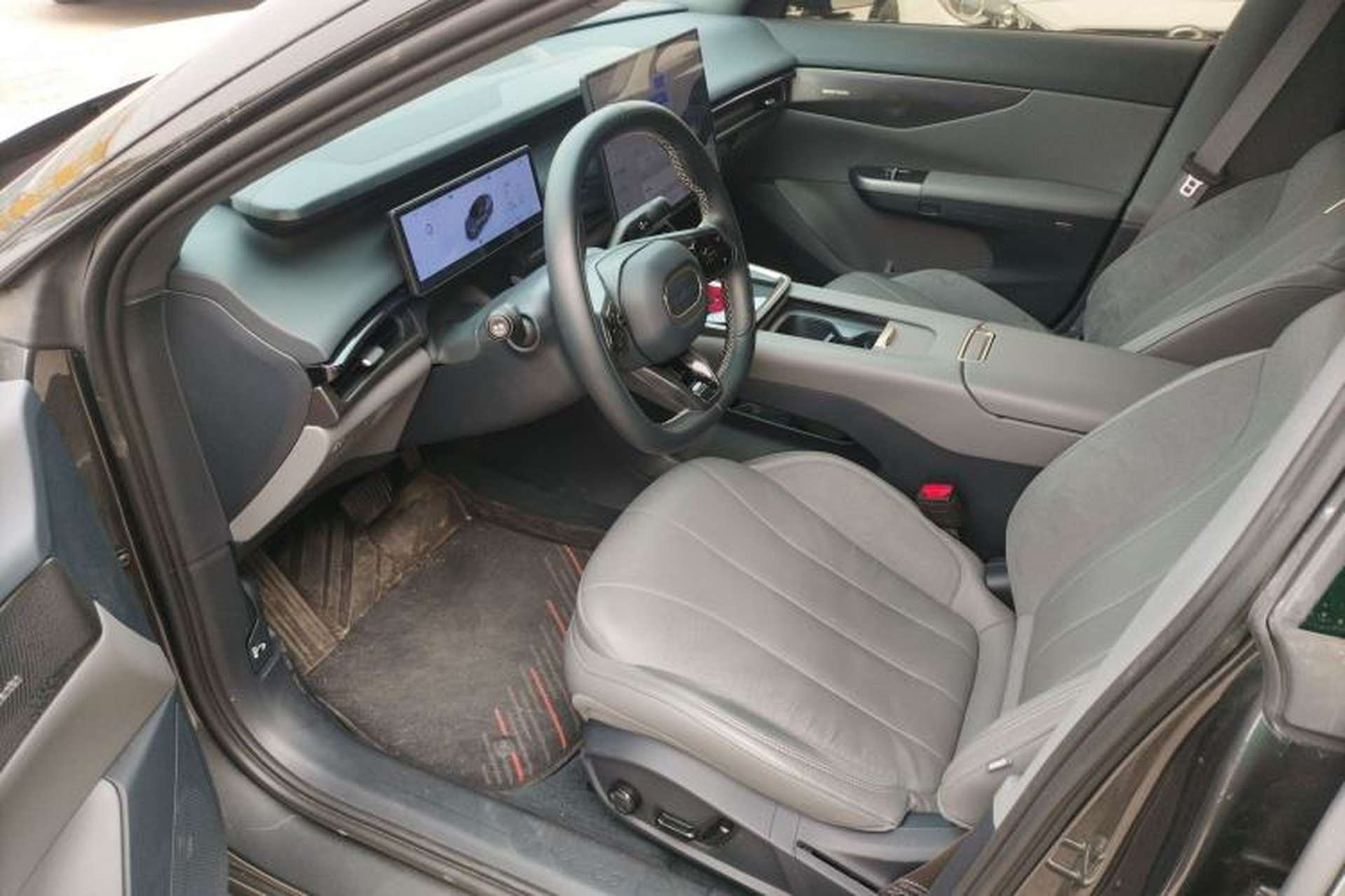 Used Lynk & Co 07 2024 EM-P 126 Long-Range Ultra Left Front Seat