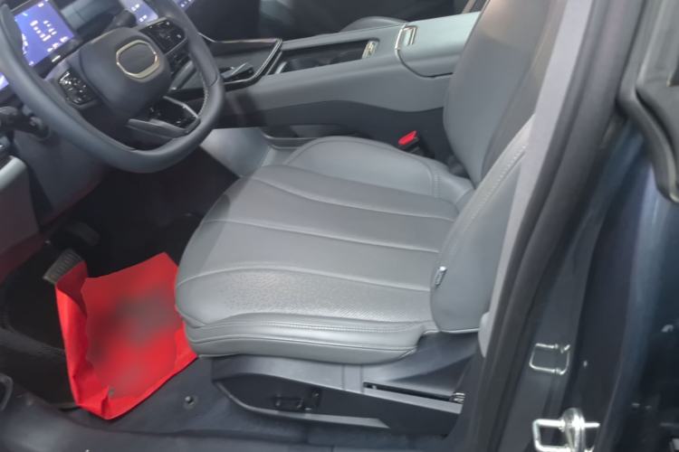 Used Lynk & Co 07 2024 EM-P 126 Long-Range Pro Left Front Seat
