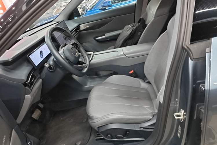 Used Lynk & Co 07 2024 EM-P 126 Long-Range Ultra Left Front Seat