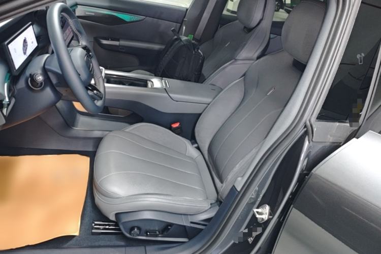 Used Lynk & Co 07 2024 EM-P 126 Long-Range Halo Left Front Seat