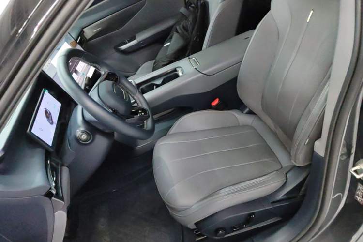 Used Lynk & Co 07 2024 EM-P 126 Long-Range Halo Left Front Seat