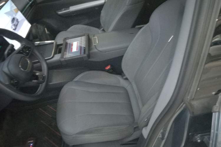 Used Lynk & Co 07 2024 EM-P 126 Long-Range Ultra Left Front Seat
