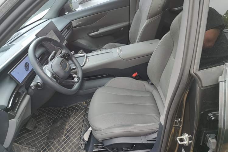 Used Lynk & Co 07 2024 EM-P 126 Long-Range Halo Left Front Seat