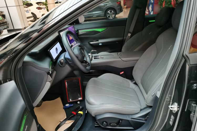 Used Lynk & Co 07 2024 EM-P 126 Long-Range Halo Left Front Seat