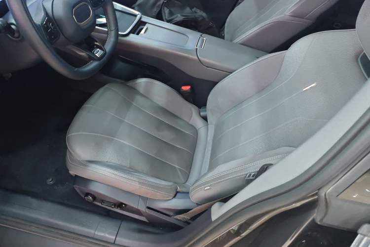 Used Lynk & Co 07 2024 EM-P 126 Long-Range Halo Left Front Seat