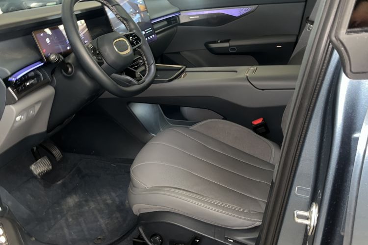 Used Lynk & Co 07 2024 EM-P 126 Long-Range Ultra Left Front Seat