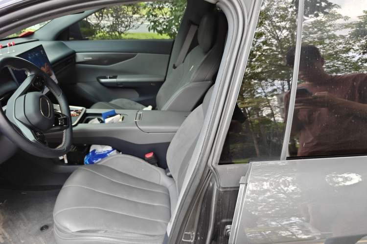Used Lynk & Co 07 2024 EM-P 126 Long-Range Ultra Left Front Seat