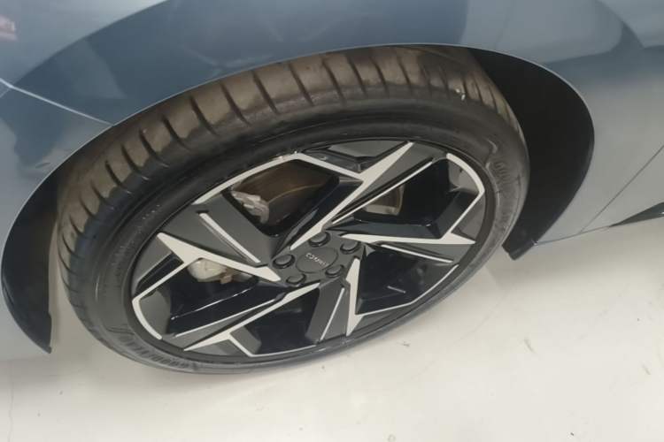 Used Lynk & Co 07 2024 EM-P 126 Long-Range Ultra Left Front Wheel Hub