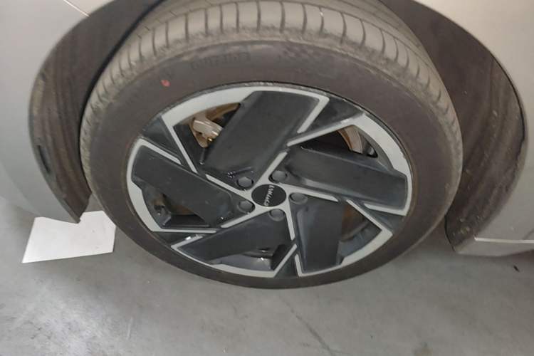 Used Lynk & Co 07 2024 EM-P 126 Long-Range Halo Left Front Wheel Hub