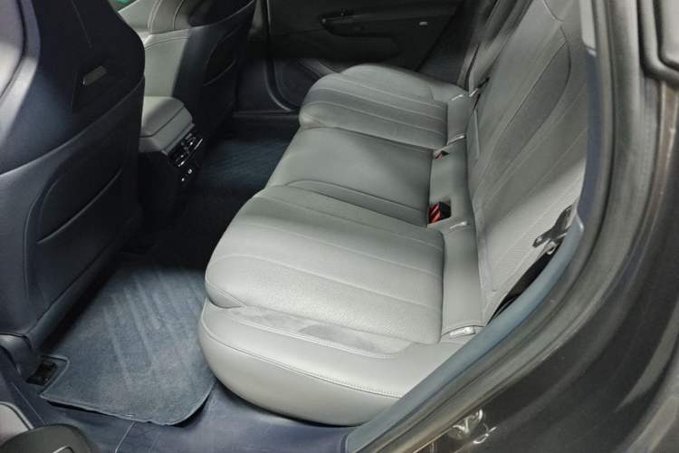 Used Lynk & Co 07 2024 EM-P 126 Long-Range Halo Left Rear Seat