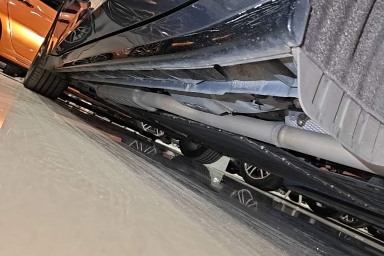 Used Lynk & Co 07 2024 EM-P 126 Long-Range Ultra Left Side Sill