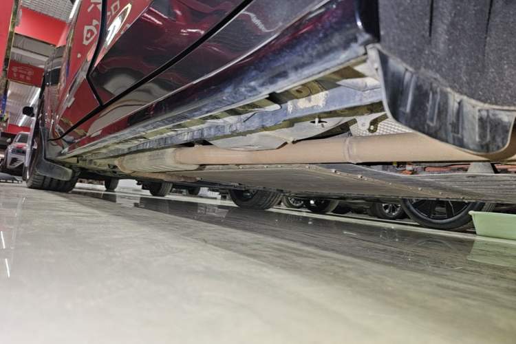 Used Lynk & Co 07 2024 EM-P 126 Long-Range Halo Left Side Sill