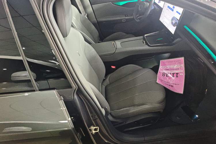 Used Lynk & Co 07 2024 EM-P 126 Long-Range Ultra Right Front Seat