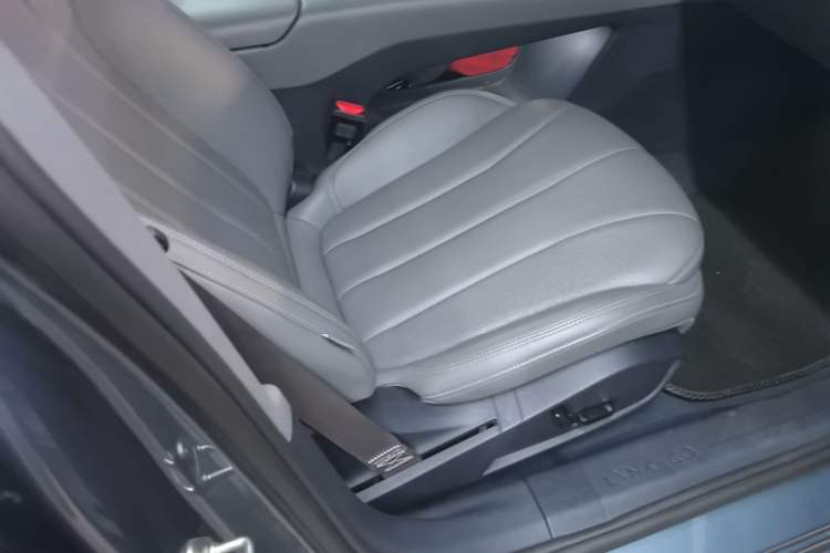Used Lynk & Co 07 2024 EM-P 126 Long-Range Pro Right Front Seat
