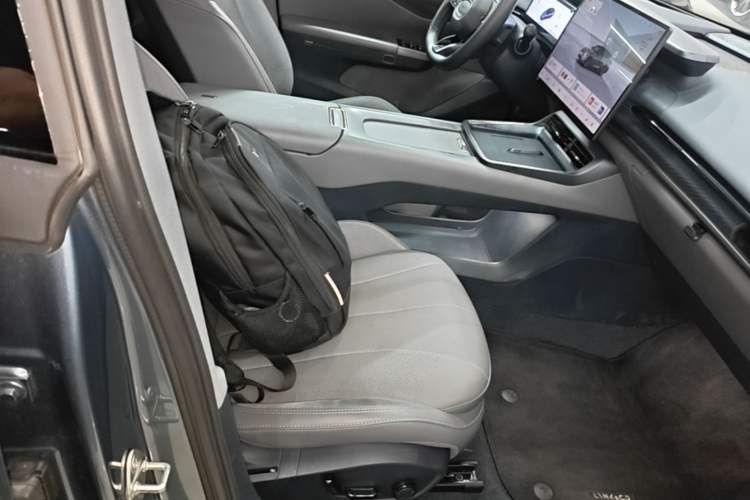 Used Lynk & Co 07 2024 EM-P 126 Long-Range Ultra Right Front Seat