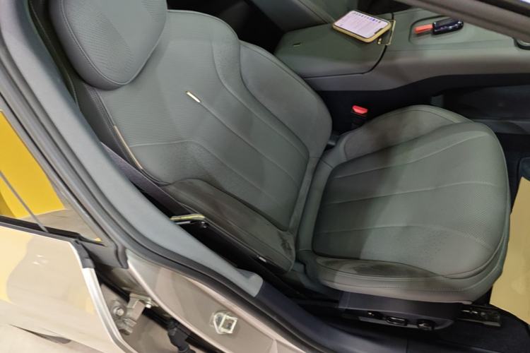 Used Lynk & Co 07 2024 EM-P 126 Long-Range Ultra Right Front Seat