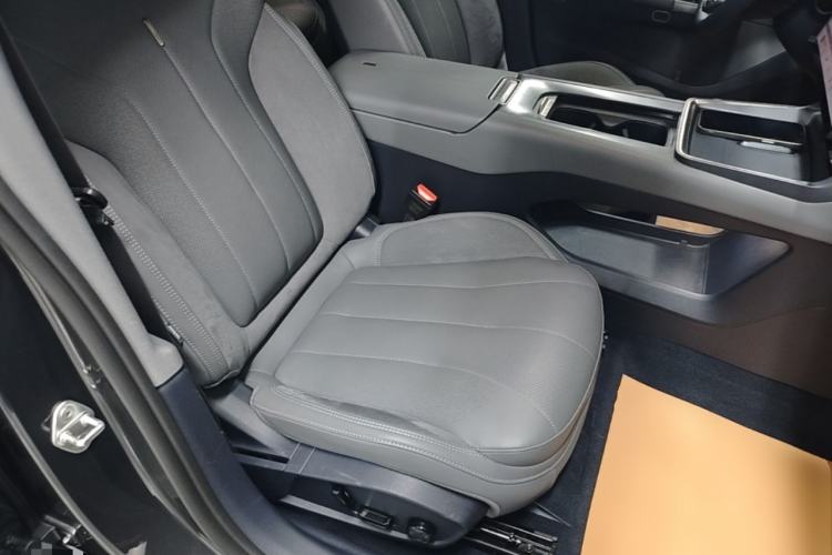 Used Lynk & Co 07 2024 EM-P 126 Long-Range Halo Right Front Seat