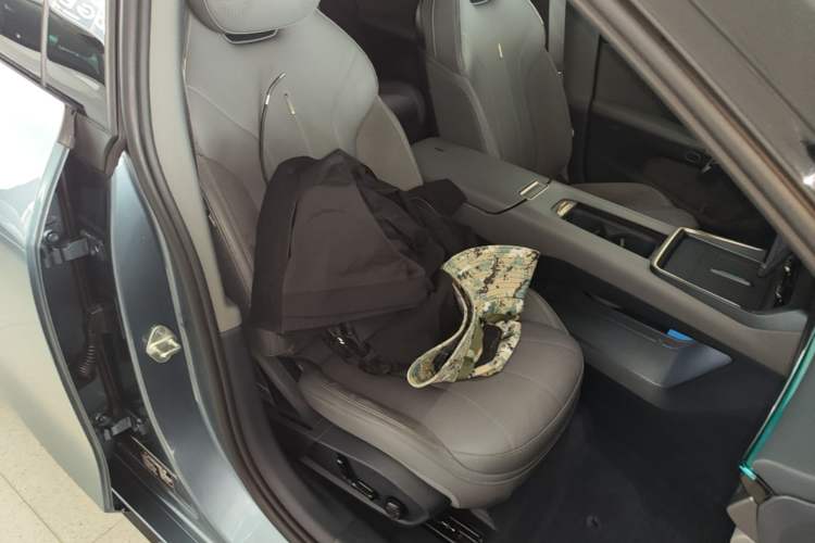 Used Lynk & Co 07 2024 EM-P 126 Long-Range Ultra Right Front Seat
