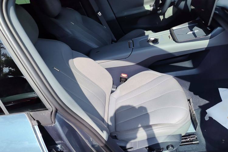 Used Lynk & Co 07 2024 EM-P 126 Long-Range Ultra Right Front Seat