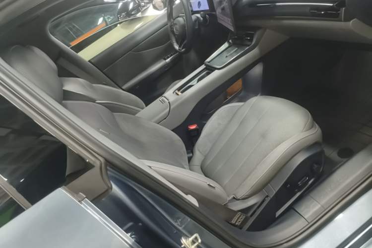 Used Lynk & Co 07 2024 EM-P 126 Long-Range Ultra Right Front Seat