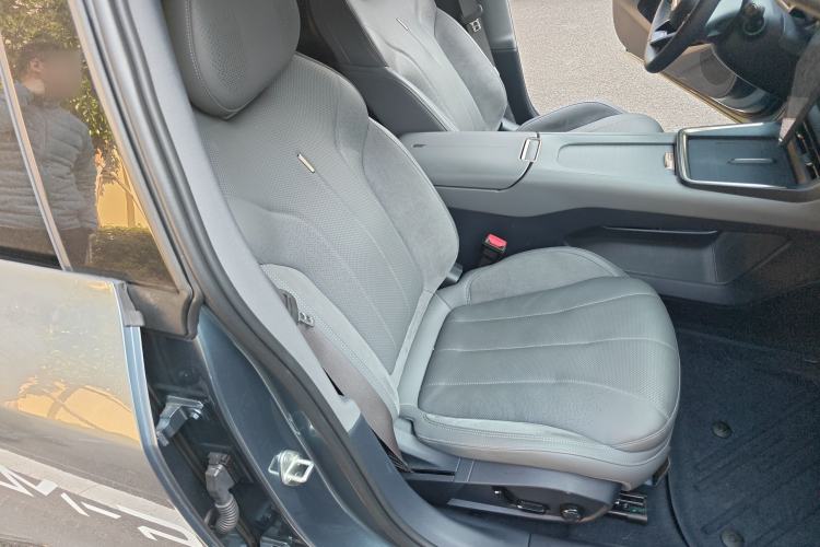 Used Lynk & Co 07 2024 EM-P 126 Long-Range Ultra Right Front Seat
