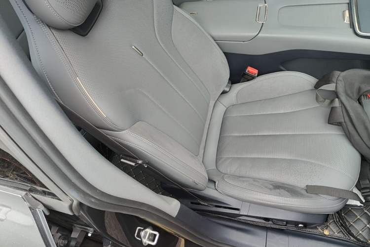 Used Lynk & Co 07 2024 EM-P 126 Long-Range Halo Right Front Seat