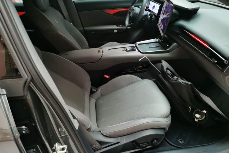 Used Lynk & Co 07 2024 EM-P 126 Long-Range Halo Right Front Seat
