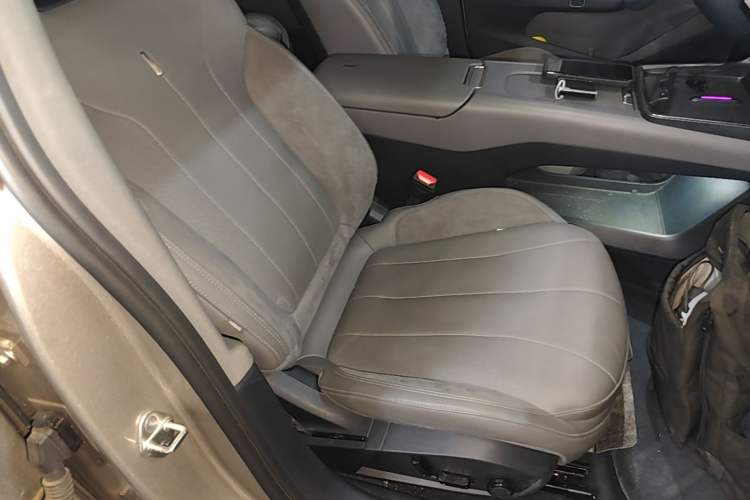 Used Lynk & Co 07 2024 EM-P 126 Long-Range Halo Right Front Seat