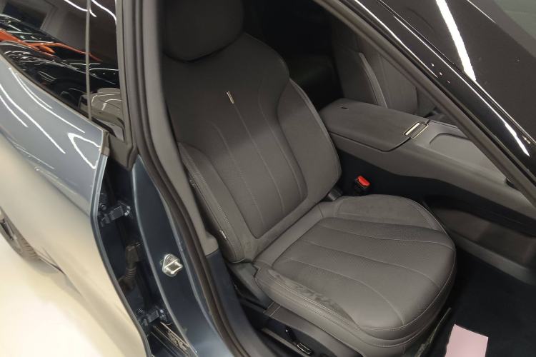 Used Lynk & Co 07 2024 EM-P 126 Long-Range Ultra Right Front Seat
