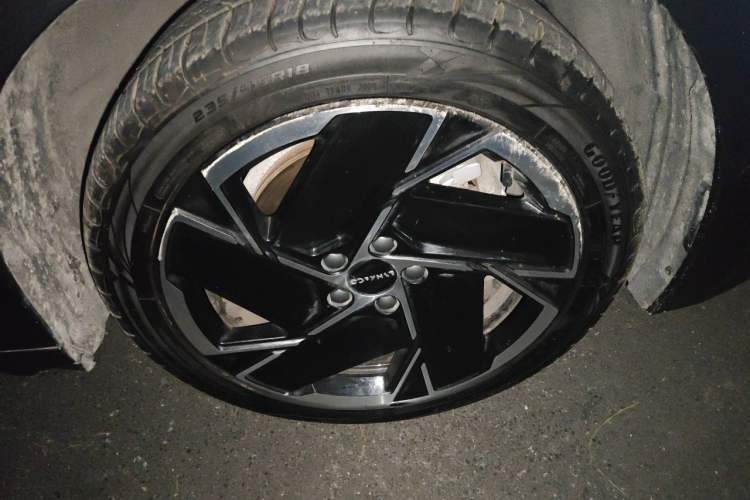 Used Lynk & Co 07 2024 EM-P 126 Long-Range Halo Right Front Wheel Hub